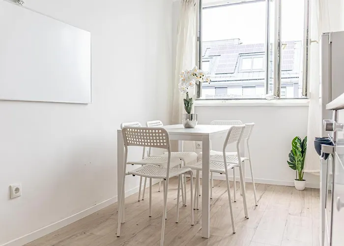 Charming 2-bedroom Steps From U6 Am Schoepfwerk